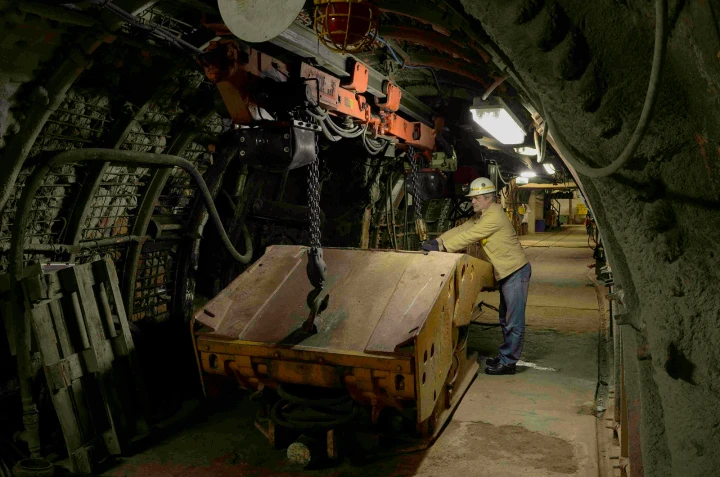 Ein Bergarbeiter mit einer Laufkatze