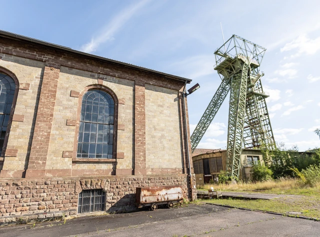 Ein Förderturm mit Maschinengebäude